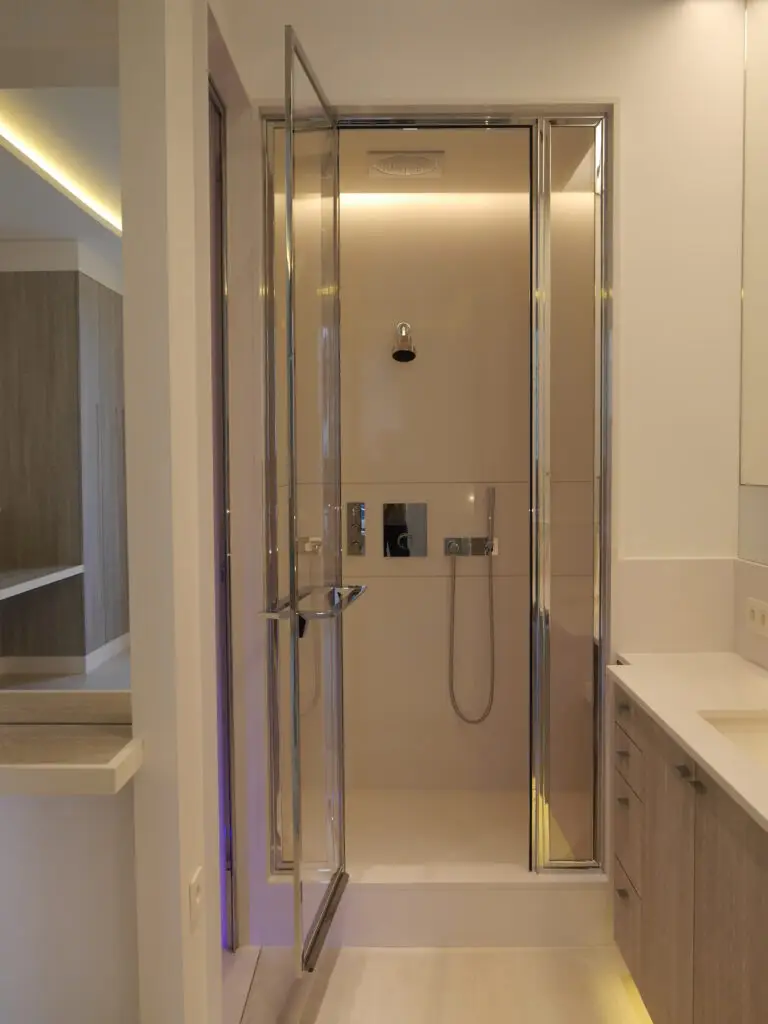 Paroi de douche en laiton